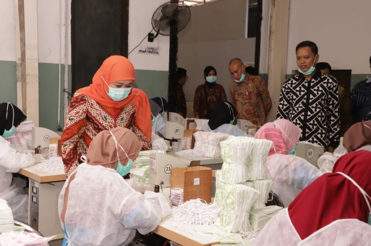 Penuhi Kebutuhan Masker di Jatim, Khofifah Minta Industri Tambah Kuota