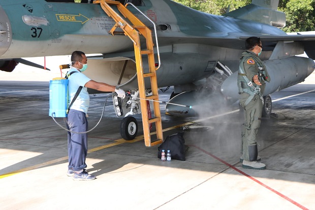 Pulang,  F-16 Fighting Falcon Disambut Semprotan Disinfektan