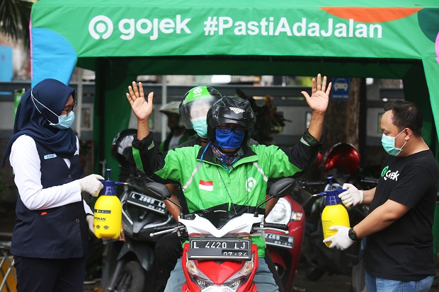 Ribuan Mitra Gojek Surabaya Dilengkapi Masker dan Hand Sanitizer
