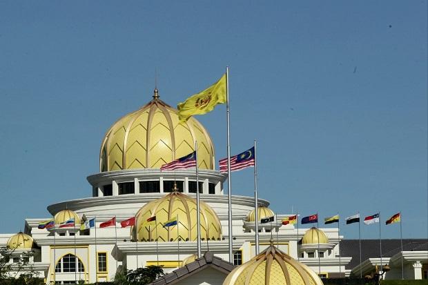 Raja Malaysia Karantina Diri Usai 7 Stafnya Positif Corona