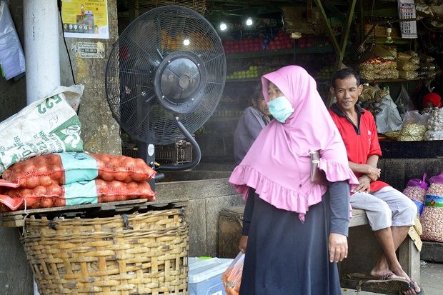 Cegah Corona, Pasar Keputran Dipasang Kipas Semprot Disinfektan