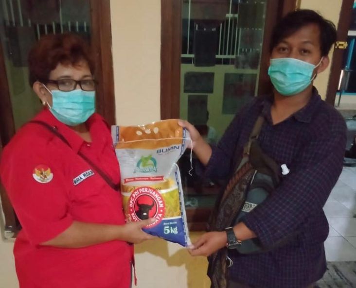 PDIP Surabaya Kembali Bagikan Beras ke Warga Terdampak Covid-19