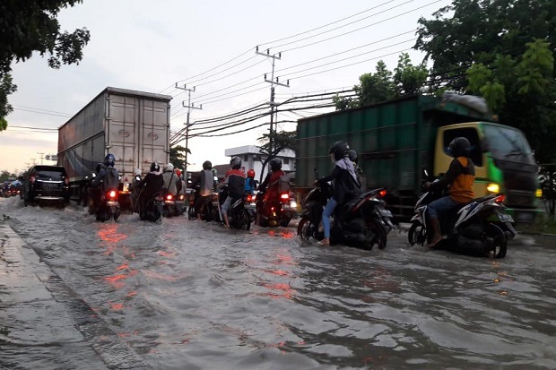 Jalan Sukomulyo-Manyar Tergenang Air Hujan, Puluhan Motor Mogok