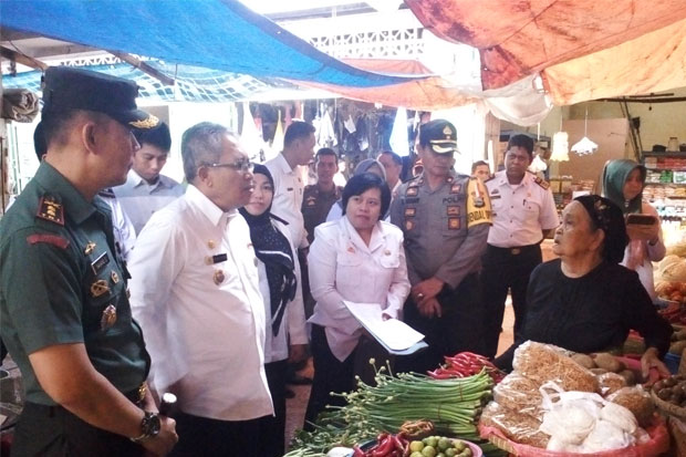 Pedagang Sampaikan Keluhan Pasar Tumpah ke Plt Bupati Bantaeng