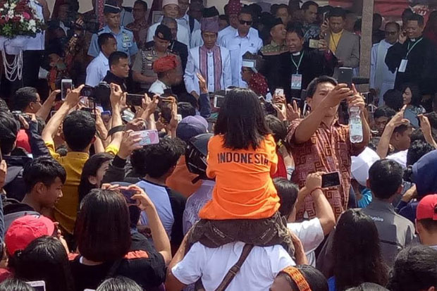 Hendak Sambutan, Jokowi Diserbu Warga Tana Toraja