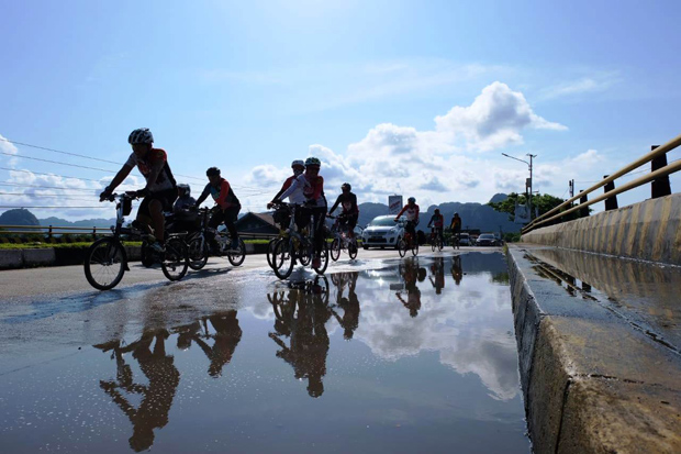 Pengurus PHRI Sulsel Bersepeda 110 Km untuk Serahkan Bantuan