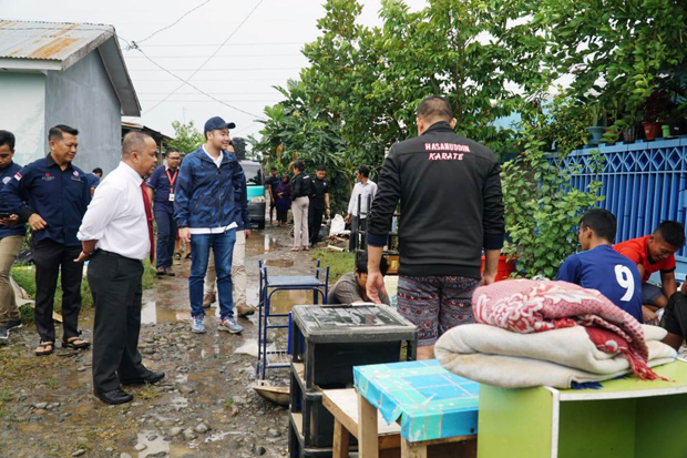 APT dan Manajemen Claro Makassar Bantu Korban Banjir di Mawang