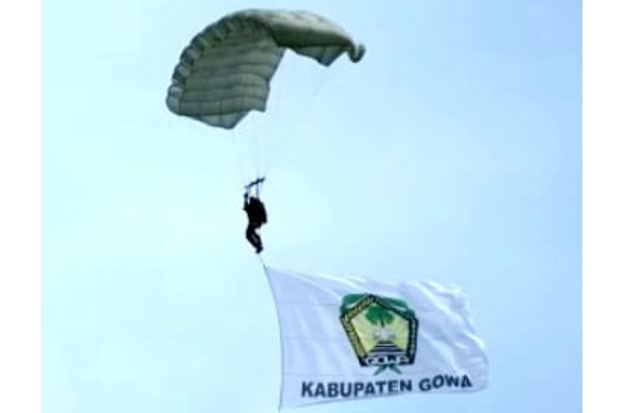 Terjun Bebas Personel Kostrad, Logo Gowa Berkibar di Langit