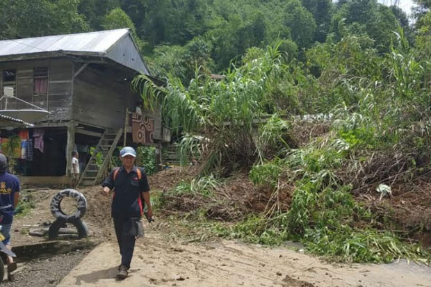 Diguyur Hujan Deras, Tebing di Desa Kelapa Dua Polman Longsor