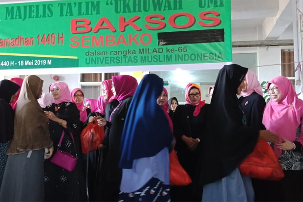 Majelis Talim UMI Bagikan 100 Paket Sembako di Pampang