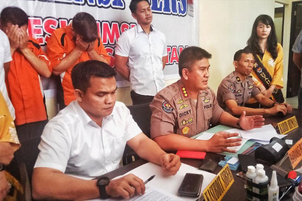 Polisi Tangkap 2 WNA Asal Rumania Pelaku Pembobol ATM di Makassar