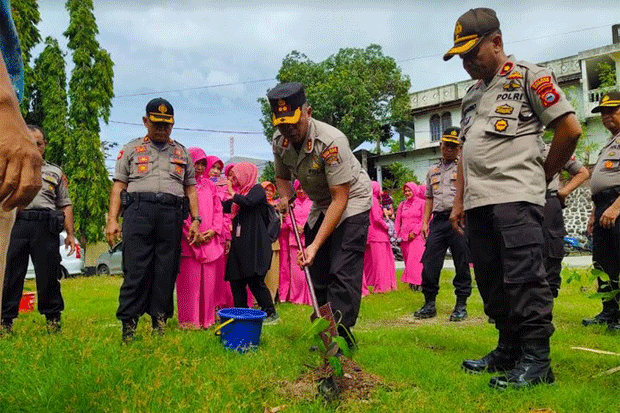 Peduli Lingkungan, Personel Polres Parepare Tanam Puluhan Pohon