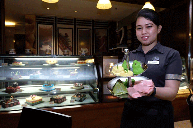 Kue Tradisional Jadi Sajian Spesial untuk Tamu Claro Makassar