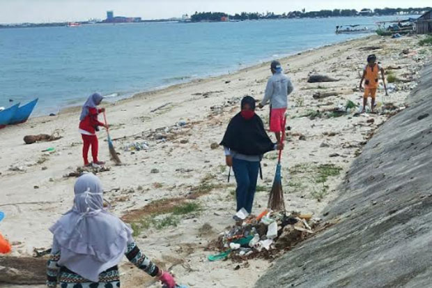 Satgas Ujung Pandang Bersihkan Sampah di Pesisir Pulau Gusung