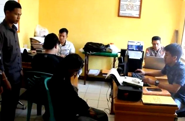 Asyik Hitung Uang, 2 Bandar Judi Online di Toraja Utara Diciduk