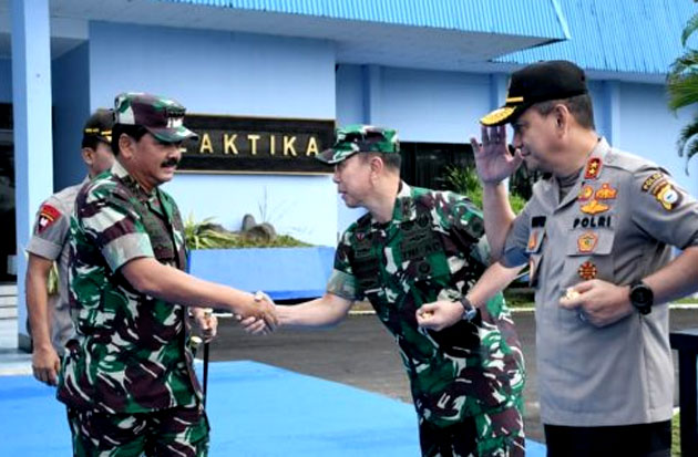 Lepas 12 Prajurit Korban Heli Mi-17, Panglima TNI Transit di Makassar