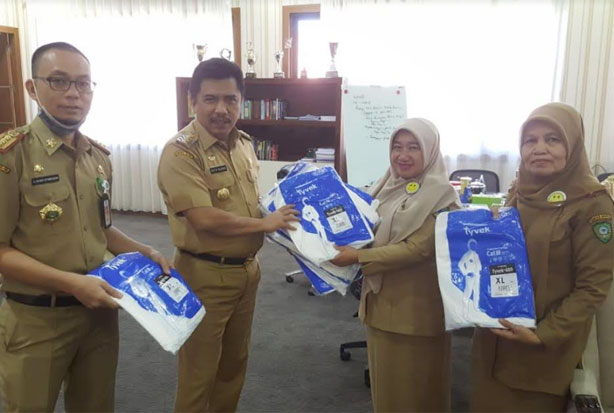 Bupati Maros Beri Bantuan APD ke Petugas Medis RS Salewangan