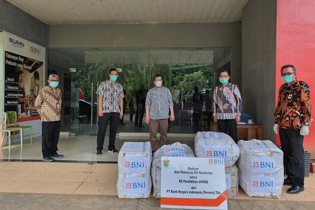 BNI Wilayah Makassar Serahkan Bantuan APD ke RSP Unhas