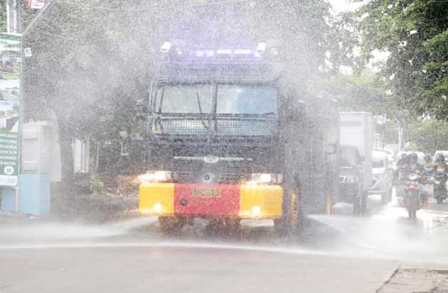 Kendaraan Taktis Polri Semprot Disinfektan di Jalan Protokol Makassar