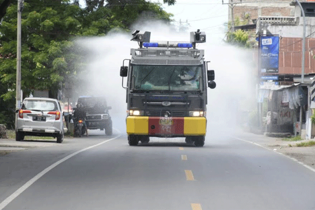 Water Cannon Polisi Semprot Disinfektan di Ruas Jalan Bulukumba