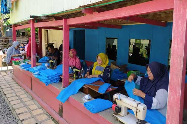 Patut Dicontoh, Ibu-ibu di Maros Jahit APD Tuk Dibagi ke Rumah Sakit