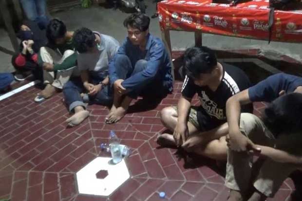 Hina Polisi Saat Dibubarkan, 7 Pemuda Makassar Diamankan