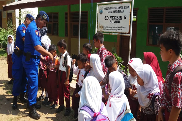 Tahun Ajaran Baru, Satpolair Polres Lamsel Bagikan Buku