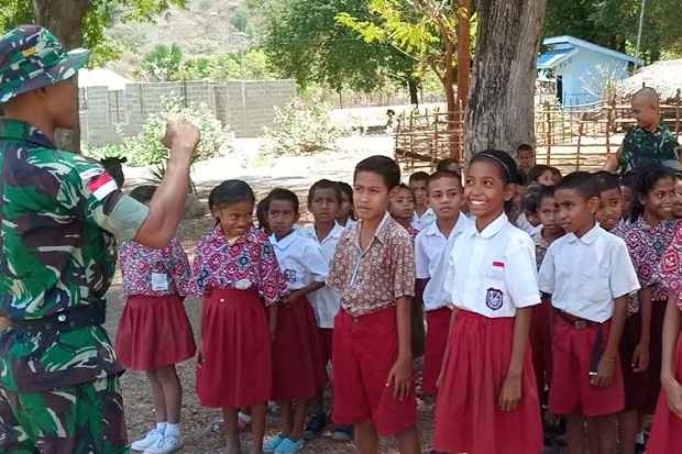 Prajurit TNI Asli Suku Anak Dalam Jambi Mengajar di Perbatasan