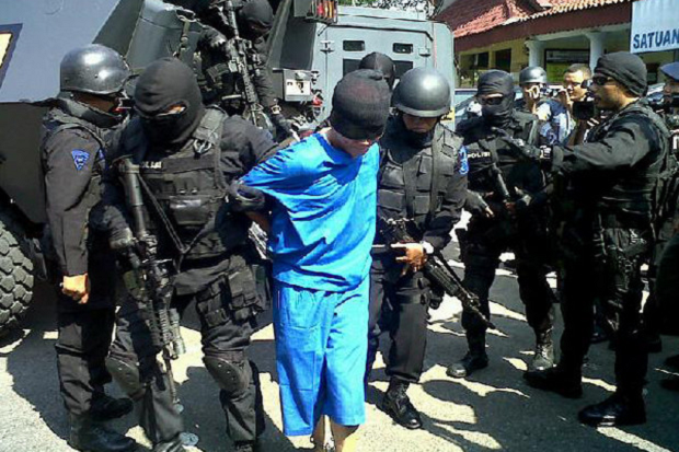 Densus 88 Temukan Buku Jihad dan Sajam Saat Amankan Terduga Teroris di Cirebon