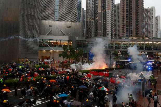 Hong Kong Lumpuh, Kerusuhan Menyebar di Distrik Finansial