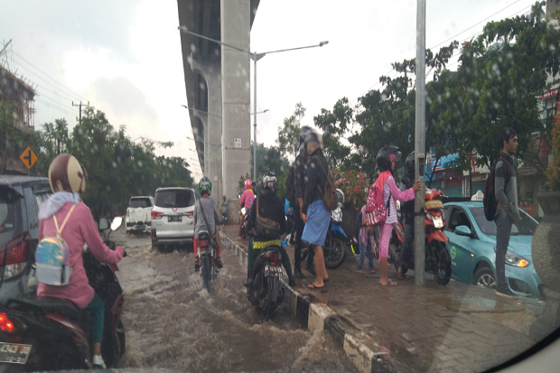 Banjir Usai Hujan, Jalan Kol H Barlian Palembang Macet Parah