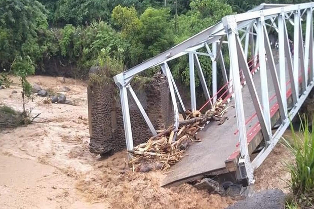 Banjir Bandang Sebabkan Tanah Tergerus hingga Jembatan Mulak Ulu Ambruk