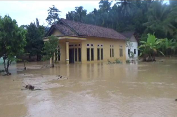 Warga Tanggamus Khawatir Hujan Lebat Berakibat Tanggul Jebol dan Banjir