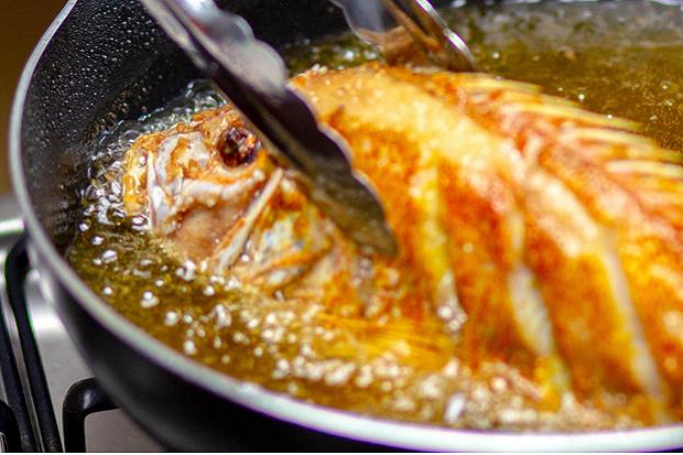 5 Cara Menggoreng Ikan Agar Tak Lengket dan Meletus di Wajan