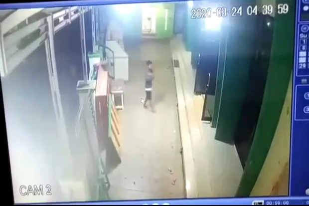 Terekam CCTV Masjid, Dua Pemuda Beraksi Curi Kotak Amal