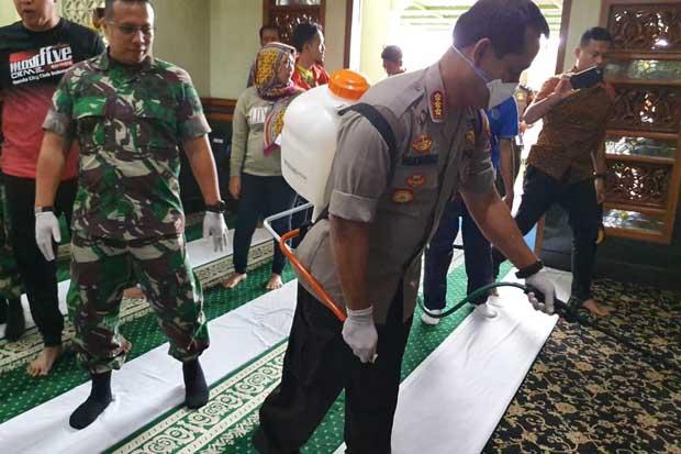 TNI-Polri Semprotkan Ribuan Liter Disinfektan di Tempat Umum