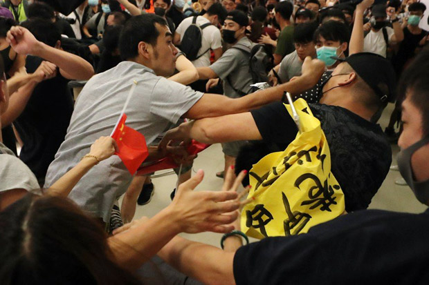 Demonstran Pro Beijing Bentrok dengan Massa Pro Demokrasi di Hong Kong