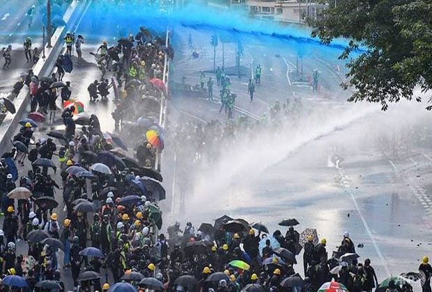 Demonstran Hong Kong Lempari Gedung Pakai Bom Bensin