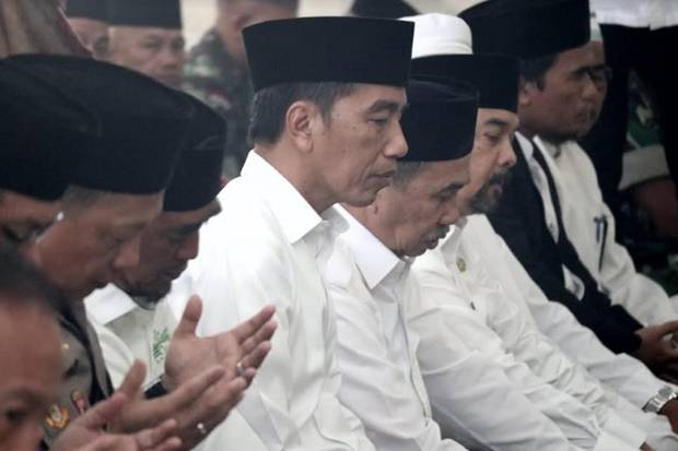 Sebelum Tinjau Karhutla, Jokowi Salat Istisqa di Masjid Amrulloh