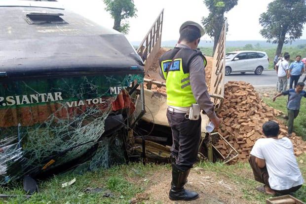 Bus Hantam  Truk di Jalan Medan-Pematangsiantar, 2 Luka dan 25 Penumpang Selamat