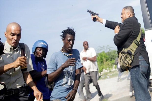 Senator Haiti Umbar Tembakan terhadap Demonstran Penyerbu Gedung Parlemn