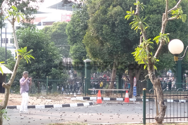 Kumpulan Pelajar SMK Mengamuk, Gedung DPR Dilempari Batu