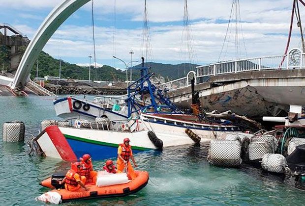 Jembatan Taiwan Runtuh Timpa Kapal Ikan dan Tanker