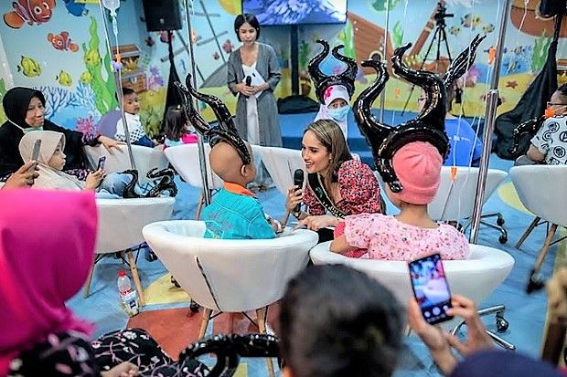 Angelina Jolie Hibur dan Semangati Anak-anak Pasien Kanker RS Dharmais