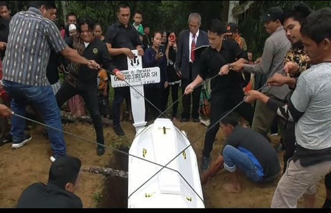 Jenazah Aktivis WALHI Golfrid Dimakamkan di Simalungun