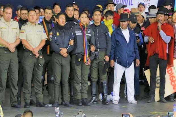 Duh! Demonstran Ekuador Tawan dan Pajang Para Perwira Polisi