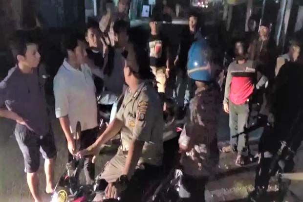 Geng Motor Bersenjata Tajam Serang Perumahan Warga di Kota Medan