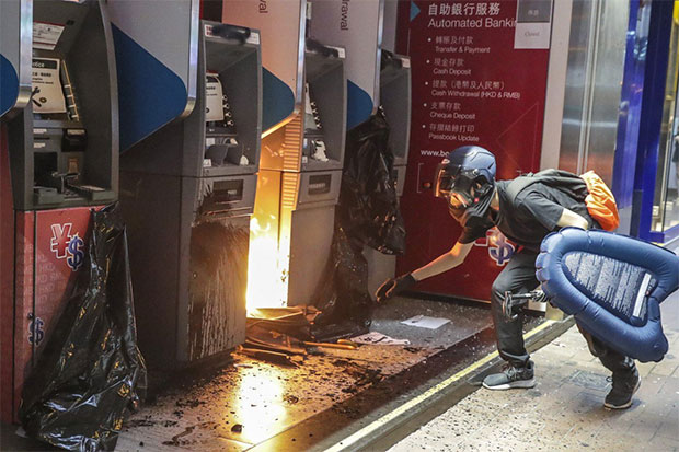 Demonstran Tusuk Leher Perwira Polisi Hong Kong