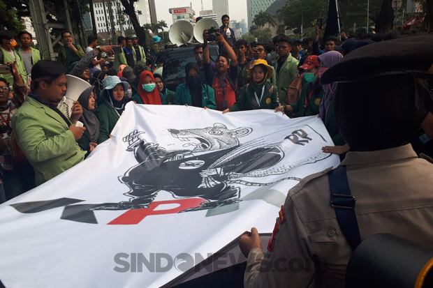 Demo Mahasiswa BEM SI Bubar, Polisi Dihadiahi Poster Tikus Berdasi