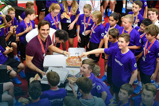 Roger Federer Serta Ritual Makan Pizza Bareng Ball Boy & Ball Girl